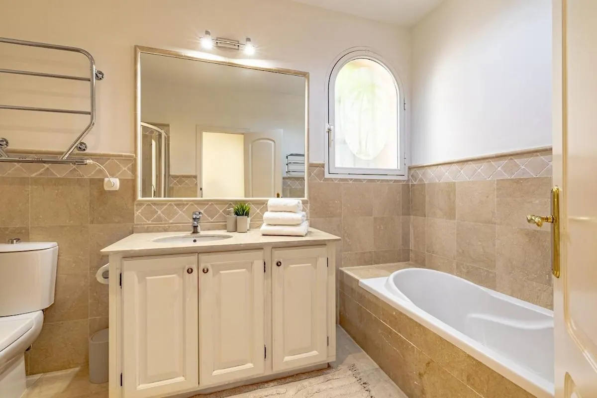 Casa Florida Luxury Villa, Heated Pool, Hot Tub, Next To The Beach Marbella Villa