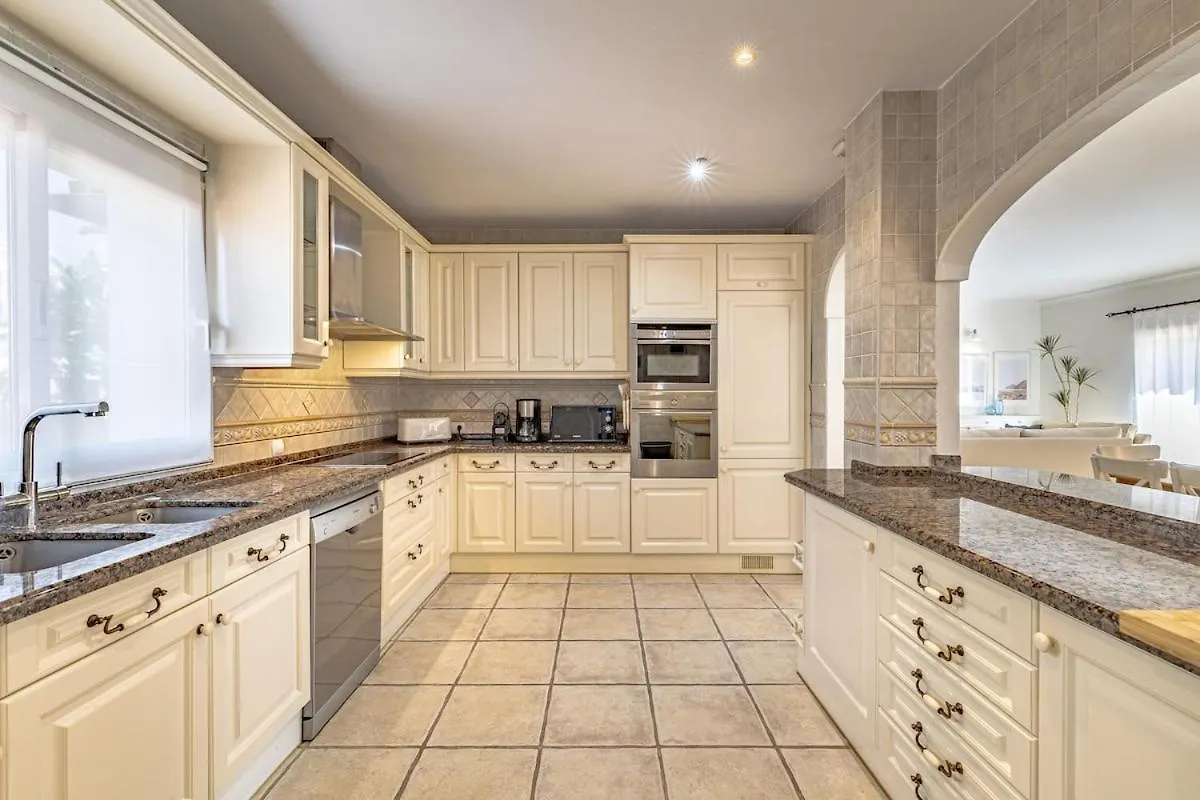 Casa Florida Luxury Villa, Heated Pool, Hot Tub, Next To The Beach Marbella