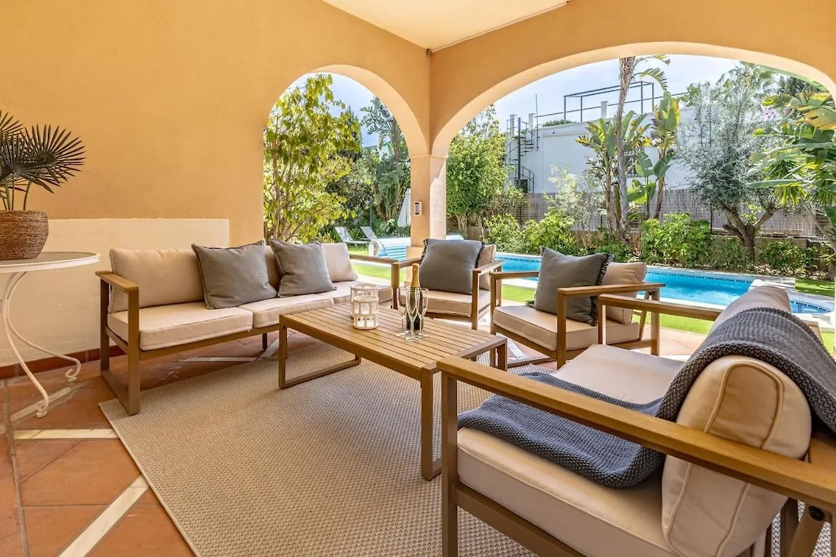 Casa Florida Luxury Villa, Heated Pool, Hot Tub, Next To The Beach Marbella