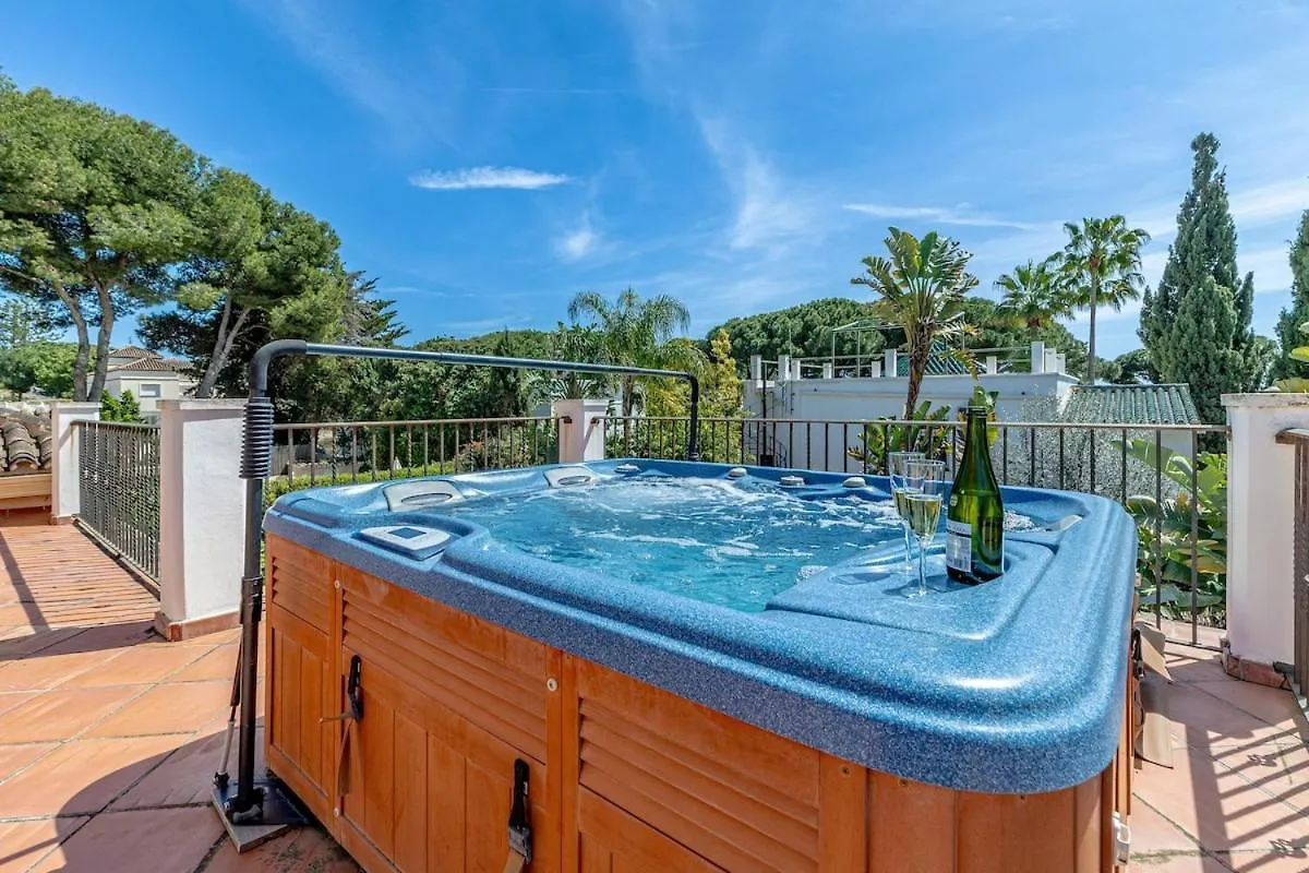 Willa Luxury Villa, Heated Pool, Hot Tub, Next To The Beach Marbella